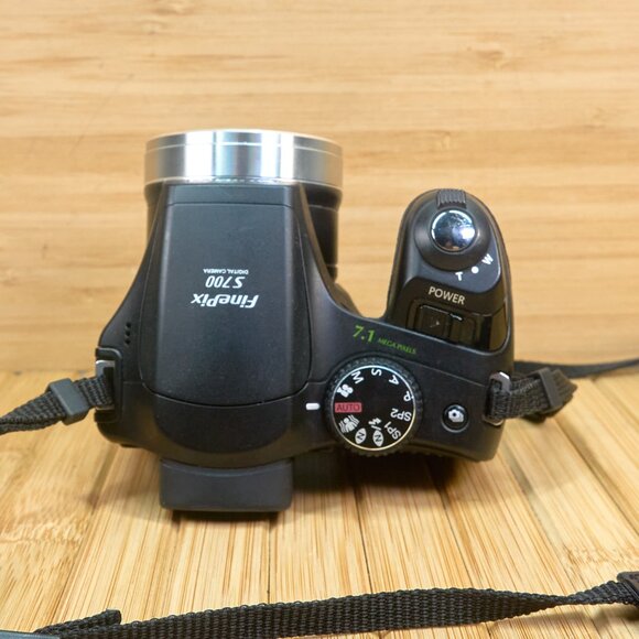 Fujifilm Finepix S700 7.1MP Digital Camera with 10x Optical Zoom - Picture 3 of 7